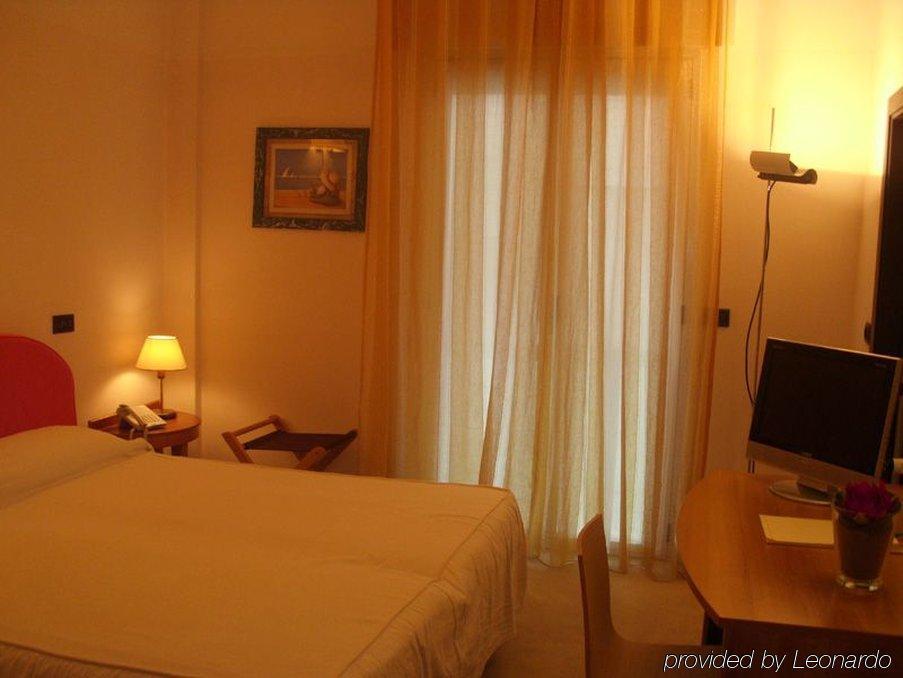 Hotel Levante Римини Стая снимка
