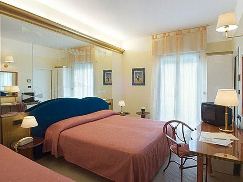 Hotel Levante Римини Екстериор снимка