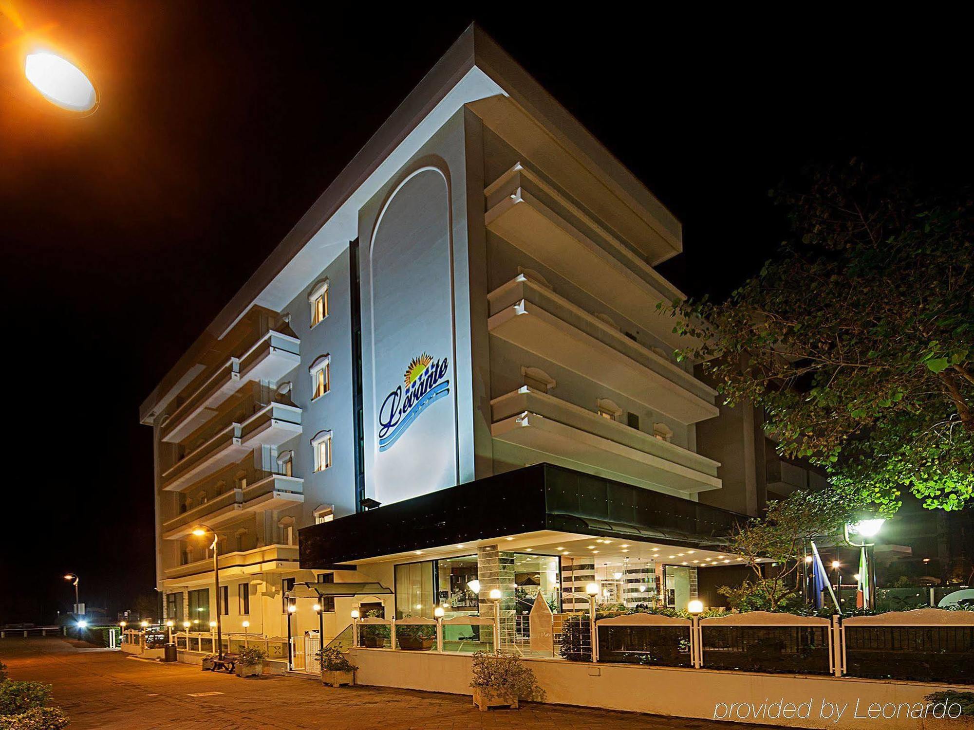 Hotel Levante Римини Екстериор снимка