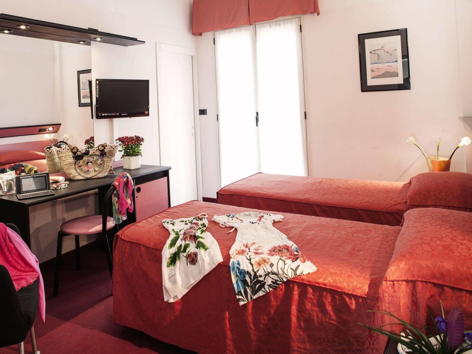 Hotel Levante Римини Екстериор снимка