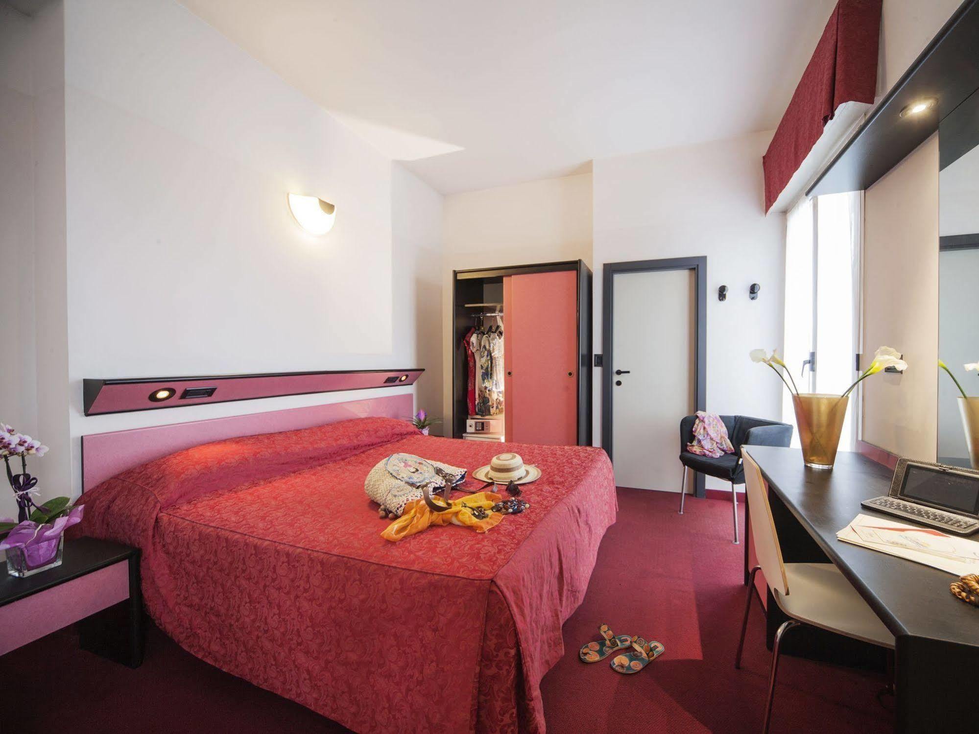 Hotel Levante Римини Екстериор снимка